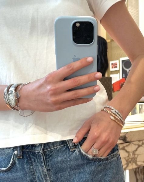 Vogue Wedding, Classy Jewelry, Stacked Jewelry, Jewelry Lookbook, Jewelry Inspo, Apple Watch, Cool Girl, Iphone 15, Milan