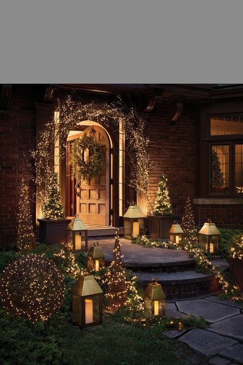 front door and doorstep display Front Porch String Lights, Christmas Lights Around Windows, Porch String Lights, Cozy Christmas Living Room, Christmas Aesthetics, Holiday Living Room, Seasonal Pillows, Outdoor Christmas Decoration Ideas, Hanging Christmas Lights