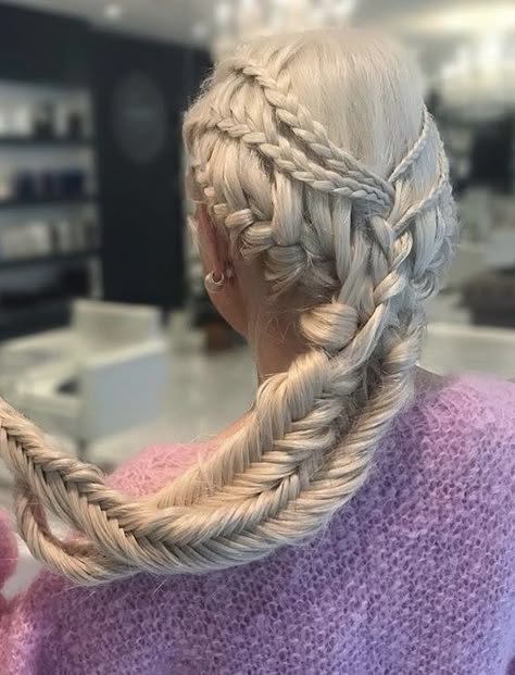 Khaleesi Mother of Dragons Targeryan Hair, Targaryen Braids, Targaryen Hairstyles, Shifting Hairstyles, Fantasy Hair Styles, Game Of Thrones Shifting, Daenerys Targaryen Hair, Oc Hairstyles, Targaryen Fashion