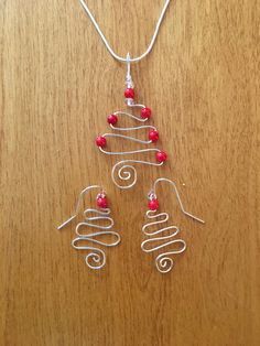 Coral Christmas Tree, Christmas Jewelry Ideas, Wrapped Christmas Tree, Wire Christmas Tree, Christmas Jewelry Diy, Bijoux Fil Aluminium, Diy Jewelry Inspiration, Wire Jewelry Designs, Christmas Bead