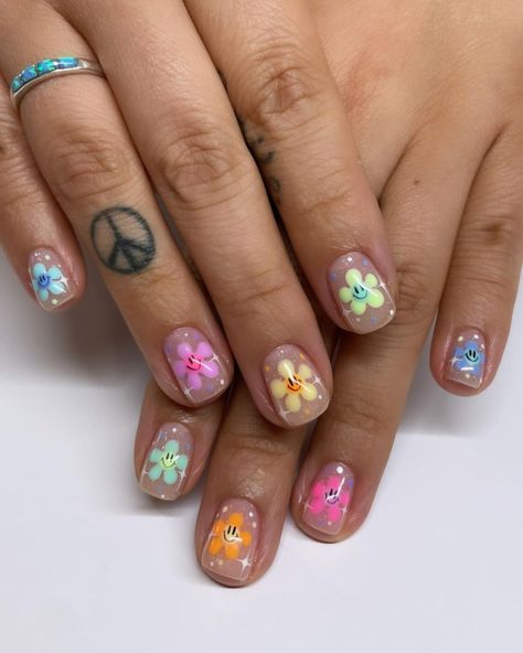 Cute Nail Ideas Flowers, Pride Flower Nails, Smiley Flower Nails, Hope Nails, Smiley Face Nails, Rainbow Smiley Face, Spring Nails Art, Biab Nails, Face Nails