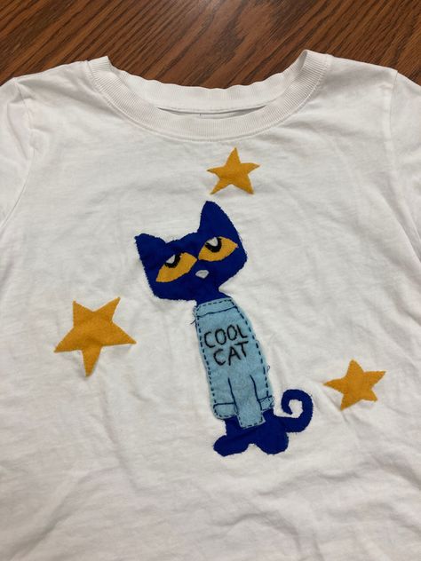 made by me☆ Ropa Upcycling, Patchwork Clothes, Pete The Cat, Thrift Flip, Cat Shirt, Oui Oui, Diy Shirt, Dream Clothes, Upcycle Clothes