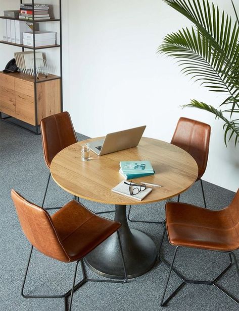 5 Dreamy solutions for a small firm or office space under 200 square feet Home Office Seating Area, Home Office Seating, Round Office Table, Office Seating Area, Office Table And Chairs, Office Room Design, Modern Offices, Meeting Room Design, Cool Office Space