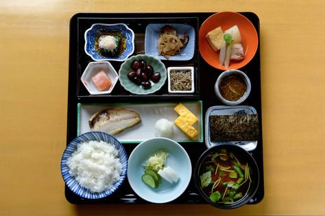 Components of a Typical Japanese Meal Japanese Breakfast Traditional, Asian Breakfast, Japanese Spring, Japanese Diet, Japanese Food Traditional, Japanese Dinner, Spring Dishes, Japanese Cooking, Japanese Dishes