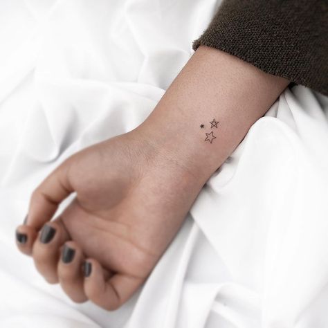 Small Star Tattoos, Tattoos Black Women, Star Tattoo Designs, Petite Tattoos, Star Tattoo, Tiny Tattoo, Discreet Tattoos, Subtle Tattoos, Family Tattoos