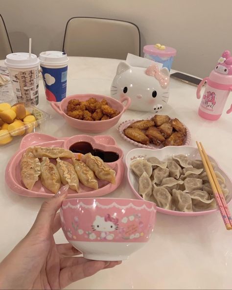 Cute Healthy Food, Hello Kitty Food, Japanese Food Bento, Food Cute, Kawaii Cooking, Cute Snacks, Pink Foods, Yummy Comfort Food, Cute Kitty