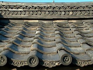 Roof tile detail Japanese Roof Tiles, Japanese Roof Design, Japanese Roof, Roofing Tiles, Traditional Japanese Architecture, Modern Roofing, Japanese Castle, Steel Roofing, Roof Architecture