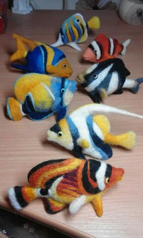 Felted Toys, Felt Fish, Felt Craft Projects, Needle Felting Diy, Felted Wool Crafts, Wool Needle Felting, Sea Crafts, Needle Felting Projects, Wet Felt