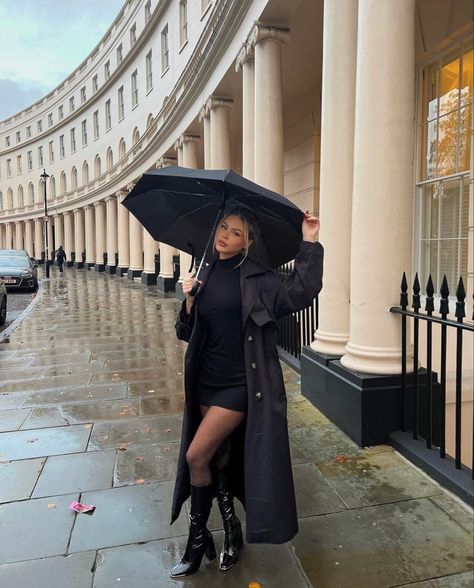 Umbrella Outfit, Cozy Rainy Day Outfit, Classy Elegant Outfits, Rainy Day Outfit Ideas, Rome Outfits, Amsterdam Outfit, Rainy Day Outfits, Winter London, Turkey Fashion