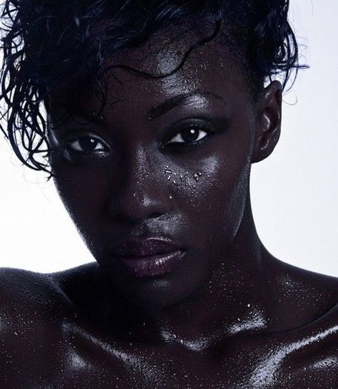 Why are so many people of African descent, suffering from an ‘Ugly Duckling Syndrome’ (inferiority complex)? | chiniquy Video Makeup, Dark Skin Beauty, Afro Punk, Dark Skin Women, Charles Bukowski, Negroni, African Beauty, Dark Beauty, 인물 사진