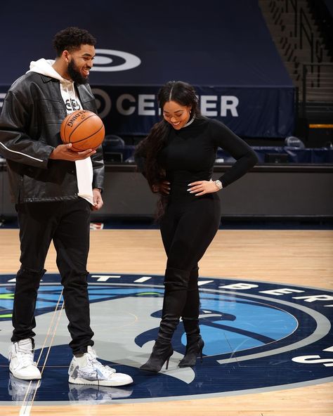 Formal Summer Outfits, Nba Wife Aesthetic, Basketball Wife Aesthetic, Ball Couple, Nba Wife, Couple Content, Basketball Game Outfit Women, Basketball Girlfriend, Wife Aesthetic