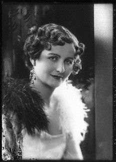 Nancy Freeman-Mitford
portairt by Bassano ~1932 Mitford Sisters, Nancy Mitford, Evelyn Waugh, Cecil Beaton, Joan Crawford, National Portrait Gallery, High Society, Portrait Gallery, Lady Diana