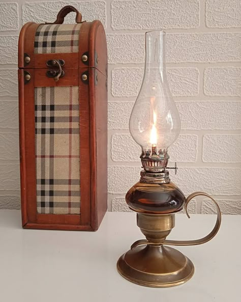 Oil Lamp Antique, Old Fashion Lanterns, Vintage Kerosene Lamps, Oil Lamp Decor, Oil Lamp Centerpiece, Old Objects, Old Lanterns, Antique Oil Lamps, Oil Lantern