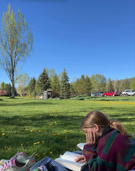 Reading At Park Aesthetic, Reading Outdoors Aesthetic, Reading At Park, Reading Picnic Aesthetic, Park Reading Aesthetic, Reading In A Park Aesthetic, Spring Aesthetic City, Reading Outside Aesthetic, Reading In Nature