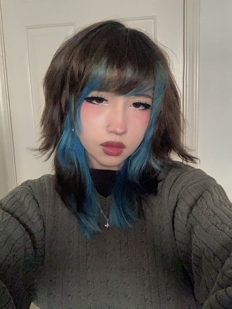 Hight Hairstyle, Short Hair Died Ideas, Edgy Haircuts With Bangs, Blue Hair Designs, Blue Hair Color Ideas For Short Hair, Bangs With Dyed Streaks, Wolfcut Dyed Hair, Blue Streaks Short Hair, Black And Blue Hair Wolfcut