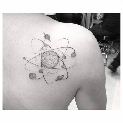 Single needle solar system tattoo on the right shoulder blade. Geometric Tattos, Atom Tattoo, Astronomy Tattoo, Science Tattoo, Science Tattoos, Solar System Tattoo, Glyph Tattoo, Dr Woo, Universe Tattoo