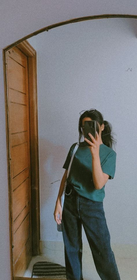 Fashion outfit, casual, dark blue baggy jeans, forest green baggy tshirt. Baggy Jeans Outfit Modest, Forest Green Shirt Outfit, Baggy Jeans And Oversized Tshirt, Tshirt Casual Outfit, Green Tshirt Outfit, Dark Blue Baggy Jeans, Baggy Tshirt Outfit, Oversized Tshirt Outfit Jeans, Outfits With Baggy Jeans