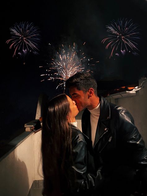 Nye Kiss Picture, Couple Nye Photo, Nye Couple Ideas, New Years Eve Photoshoot Ideas Couple, New Year’s Eve Instagram Photos, New Year’s Eve Couple, New Year’s Eve Kiss, Happy New Year Couple Pictures, New Year Eve Photo Ideas