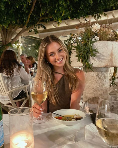 Sadie Aldis, Dinner Date Aesthetic, Cocktail Pictures, Summer Beach Pictures, Summer Night Photos, Restaurant Pictures, Birthday Pics, Summer Picture Poses, Restaurant Photography