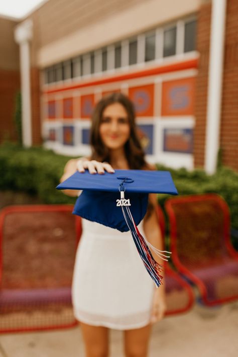 73 AMAZING College Graduation Pictures to Take in 2024! Mtsu Graduation Pictures, Grad Photo Ideas Highschool, Highschool Graduation Pictures, Cool Senior Picture Ideas, Creative Graduation Pictures, Beach Graduation Pictures, Graduate Photoshoot, Nursing School Graduation Pictures, College Grad Pictures