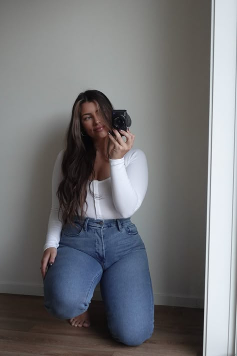 Midsize Model Aesthetic, Midsize Selfie, Midsize Insta Poses, Midsized Girls Aesthetic, Athleisure Midsize, Fall Outfits For Mid Size Women, Curvy Girl Posing Ideas, Outfit Ideas Curvy Body Types, Mid Size Body Outfits