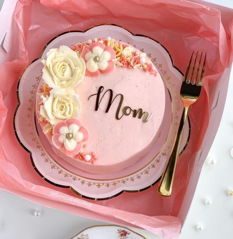 Mother's Day Lunch Box Cakes by @fiorellabakeshop Mother Birthday Cake, Lunch Box Cake, Edible Flowers Cake, Mothers Day Desserts, Birthday Cake For Mom, Mothers Day Cupcakes, Mini Torte, Cake Decorating For Beginners, Cake Mini