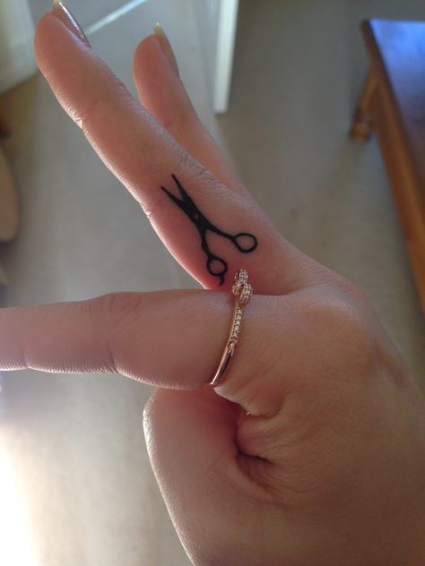 Scissor finger tattoo love it ✂️ #skinstattoo Scissor Tattoo On Finger, Tiny Scissors Tattoo, Scissors Tattoo Finger, Scissor Finger Tattoo, Shear Tattoos, Cosmetologist Tattoo, Scissor Tattoo, Shears Tattoo, Hairdresser Tattoos