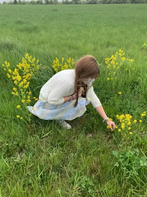 spring flower picking long skirt aesthetic park cottagecore fairy instagram poses hometown Someone Picking Flowers, Person Picking Flowers, Picking Up Something Pose Reference, Arboretum Aesthetic, Picking Flowers Drawing, Picking Flowers Pose, Picking Up Pose, Picking Flowers Aesthetic, Flower Picking Aesthetic