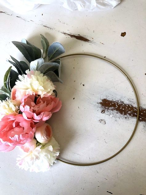 Wire Ring Wreath Ideas, Diy Wire Rings, Diy Floral Wreath, Ring Wreath, Wreath Rings, Wire Diy, Wire Wreath, Gold Diy, Floral Hoops