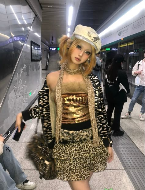 Roma Gyaru Outfit, Modern Gyaru Fashion, Gyaru Work Outfits, Guyru Fashion Style, Gyaru Fashion 90s, Prim And Proper, Trashy Outfits, 일본 패션, Stylish Crochet