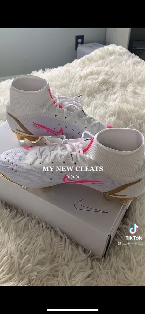 Football Cleats Aesthetic, Cute Cleats Soccer, Pink Nike Cleats, Neon Soccer Cleats, Pink Cleats Soccer, Pretty Soccer Cleats, Flag Football Cleats, Soccer Cleats Aesthetic, Cute Soccer Cleats