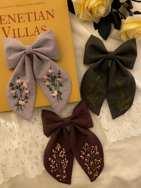 Hand-embroidered large sized barrette hair bows with floral patterns. Embroidered Hair Bow, Embroidery Bow, Embroidered Hair Bows, Brown Embroidery, Basic Hand Embroidery Stitches, Diy Hair Accessories Ribbon, Hand Embroidery Stitches, Diy Hair Accessories, Hand Embroidery Patterns