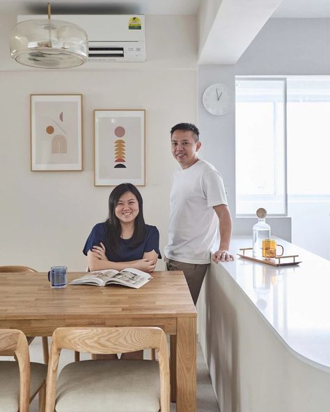 The clean and minimal aesthetic with curved accents ⚪️🤍 is a popular interior style among homeowners today, as shown in this 5-room HDB BTO in Tampines with all of the walls left unhacked for the growing family's needs. What are some inspo you got from this home? 👉 Read more at H&D's link in bio. #homedecor #HDB #property #HDBreno #homereno #renovation #minimal #minimalhome #curveinterior #interiordesign #design #interior Cream And White Kitchen, Curved Kitchen Island, Curved Cabinets, Curved Kitchen, Built In Cabinet, Entrance Foyer, Minimal Home, Minimal Aesthetic, Open Concept Kitchen