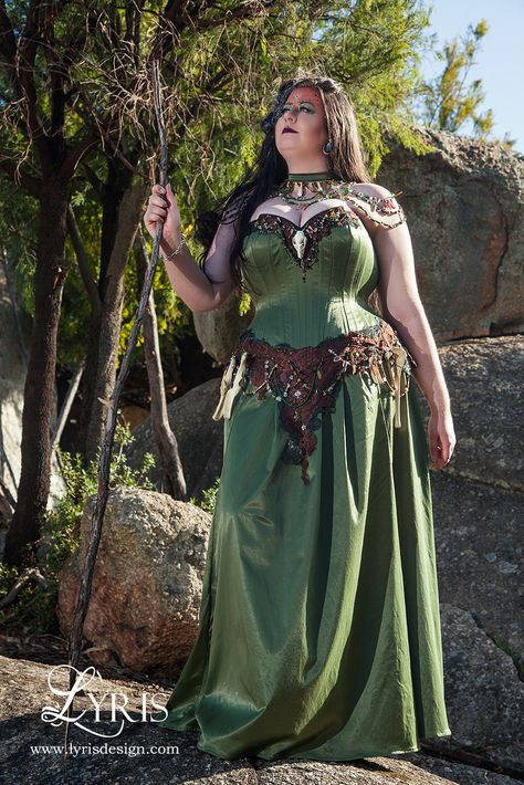 Female Druid Cosplay, Druid Costume Female, Ren Faire Druid, Celtic Druid Aesthetic, Nature Witch Costume, Druid Aesthetic Clothing, Druid Fashion, Larp Costume Female, Druid Dress