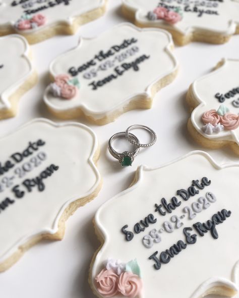 Save The Date Cookies Wedding, Save The Date Cookies, Birthday Cookie Bouquet, Wedding Trinkets, Sabe The Date, Wedding Cookies Decorated, Wedding Shower Cookies, Engagement Party Planning, Wedding Jitters