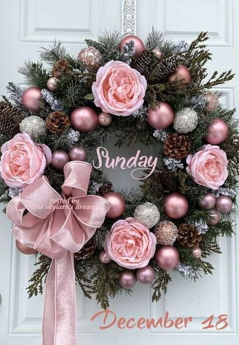 Pink Wreath Christmas, Pink Christmas Wreath Ideas, Rustic Christmas Wreaths, Christmas Reef, Holiday Front Door, Pink Christmas Wreath, Christmas Wreath Ideas, Christmas Flower Arrangements, Pink Wreath