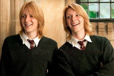 Fred E George Weasley, George Weasley Aesthetic, Harry Potter Fanları, Film Harry Potter, Weasley Aesthetic, Weasley Harry Potter, Harry Potter Wall, Phelps Twins, Buku Harry Potter