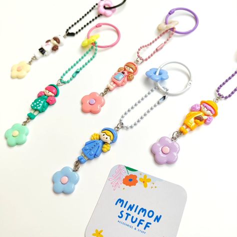 🌷Molinta Keychain🌷 Keychain dengan karakter charm Molinta ini juga aku bikin sendiri 🥹 pertama kali bikin keychain ternyata harus bgt teliti dan detail 🙈 karena materialnya kecil-kecil bingiittt 😵 sama kayak temen2ku yg suka buat cincin dari manik pasirr 🤣 bikin jereng mata yaa ga sii?? wqwq tapi kalau produknya udah jadi tuh batin berasa puass aja gituu, apalagi ternyata hasilnya cakepp bgt diluar ekspektasii 🥹🌷✨ #keychain #molinta #accessories #bagcharm #aksesoris #gantungankunci #aksesor... Diy Crafts Paper Flowers, Crafts Paper, Phone Strap, Cute Charms, Paper Crafts Diy, Paper Flowers, Paper Crafts, Chain, Instagram