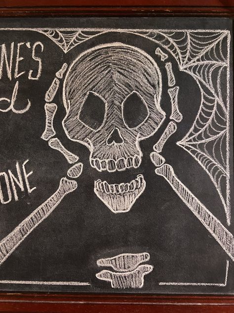 Skeleton Chalk Art, House Chalkboard Ideas, Halloween Blackboard Chalk Art, Skeleton Chalkboard Art, Halloween Whiteboard Art Easy, Happy Halloween Chalkboard Ideas, Scary Chalk Art, Chalk Wall Art Ideas, Chalk Halloween Art