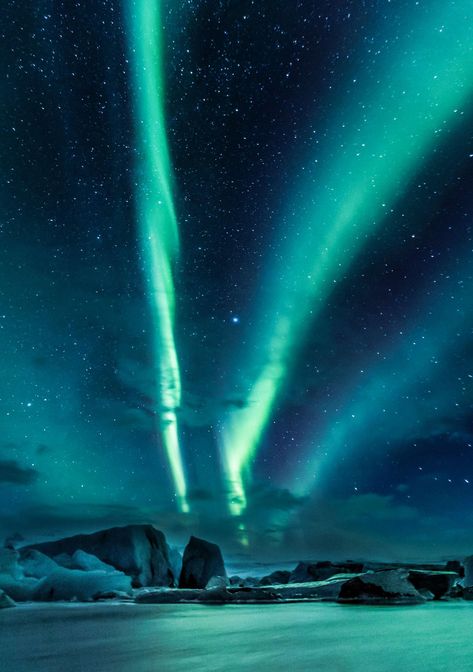 Stripes of Aurora over the ice lagoon at Jökulsárlón Iceland [1550x2200] [OC] Ice Land Wallpaper, Iceland Beauty, Ice Land, Icewind Dale, Mtg Altered Art, Background Nature, Landscape Inspiration, Northern Lights (aurora Borealis), Scenery Photos