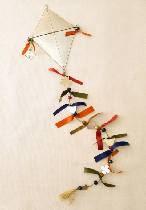 Kite Decoration, Diy Kite, Wall Hanging Ideas, Kite Making, Ornament Wall, Hanging Ideas, Diy Nursery, Wall Hanging Crafts, Kids Wall Decor