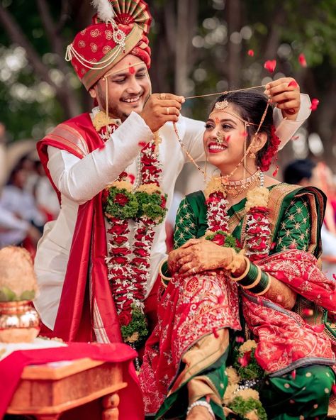 Marathi Weeding Pic, Saptpadi Look, Maharashtrian Vidhi Look Couple, Marathi Wedding Look Couple, Vidhi Look For Bride And Groom, Marathi Wedding Couple Dress Combination, Marathi Wedding Photography, Saptapadi Look For Bride And Groom, Marathi Couple Photography