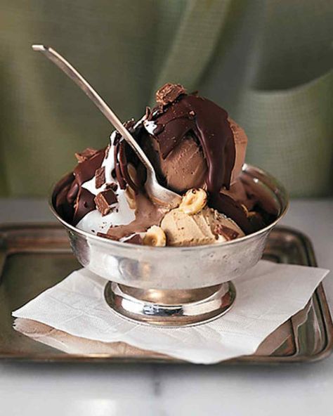 Scoops of chocolate and coffee ice cream get ladled with chocolate and marshmallow sauces, then topped with toasted hazelnuts and… Marshmallow Sauce, Homemade Marshmallow Recipe, Sundae Recipes, Ice Cream Sundaes, Recipes With Marshmallows, Homemade Marshmallows, Ice Cream Sorbet, Ice Cream Treats, Ice Cream Desserts