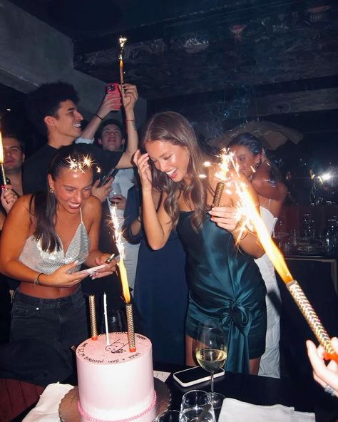 birthday girl , aesthetic , party girl , birthday , caks , birthday cake , party , lifestyle , magui , magui corceiro Cool Girl Birthday, Birthday Girl Aesthetic, Aesthetic Party, Cake Party, 30th Bday, Party Girl, 18th Birthday, Birthday Fun, Party Girls