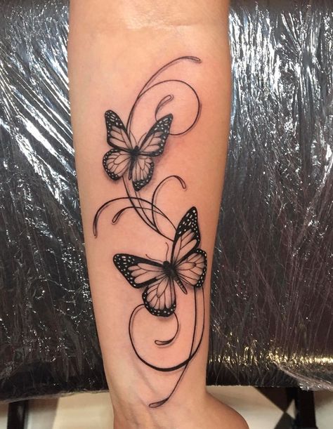 @westend.tattoo_wien #wientattoo #viennatattoo #wienwestendtattoo #armtattoo #unterarmtattoo #tattoo #schmetterlingtattoo #butterflytattoo Tattoos Butterflies, Butterfly Ankle Tattoos, Butterfly Wrist Tattoo, Filigree Tattoo, Cute Hand Tattoos, Tattoo Butterfly, Butterfly Tattoos For Women, Tattoo Rose, Flower Tattoo Shoulder