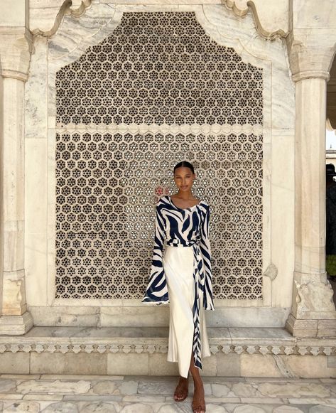 Morocco Outfits Black Women, Dubai Woman Aesthetic, Morocco Outfit Ideas Winter, Dubai Summer Outfits, Morocco Outfit Ideas, Dubai Fits, Jasmine Tookes Instagram, Jasmine Tookes Style, Jasmin Tookes