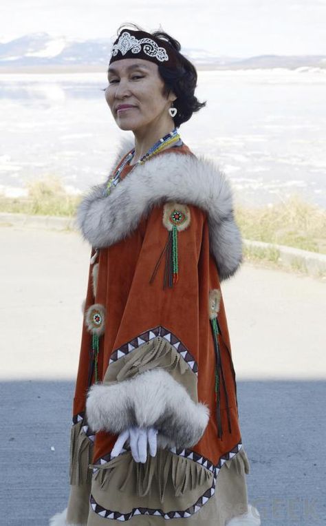 Russia People, Inuit Clothing, Traditional Clothing Around The World, Inuit People, People Faces, Native American Clothing, Folk Dresses, American Clothing, Traditional Fashion