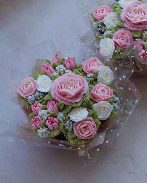 Delicate buttercream flower bouquets 💐 . . . #buttercreamflowers #cupcakebouquet #floralcupcakes #cupcakeideas #cupcakeinspo Flower Bouquet Cake, Bouquet Cake, Bob Marley Art, Buttercream Flower, Baker Cake, Cupcake Decoration, Floral Cupcakes, Cupcake Bouquet, Buttercream Flowers