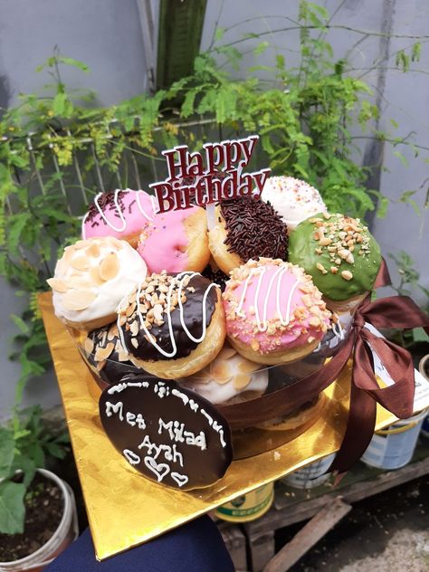 Donat doughnut Donat Cake Birthday, Donat Tower, Doughnut Tower, Donuts Ideas, Donat Glaze, Topper Kue, Cake Bday, Donut Birthday Cake, Donut Decorating Ideas