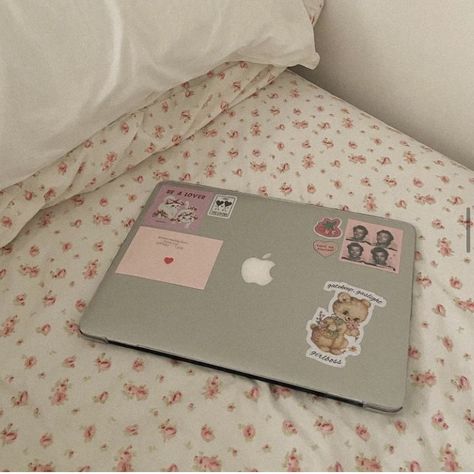 Coquette School Aesthetic, Coquette Laptop, Coquette School, Cute Bed Sheets, Pinterest Coquette, Romanticize School, American Teenager, Pink Macbook, Laptop Decoration